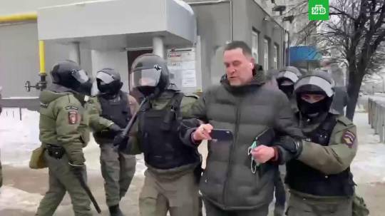 Jurnalist Maksim Şevçenko etiraz aksiyasında  